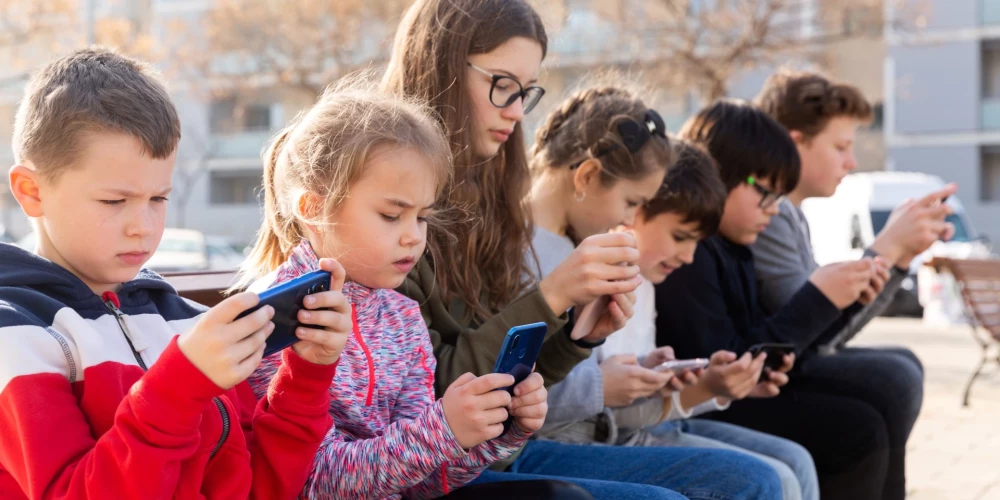 Bērnu un pusaudžu hroniskā "neizlīšana" no sociālajiem medijiem kļuvusi par nopietnu problēmu (foto: Shutterstock)