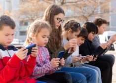 Arī Dānijas bērniem plāno ieviest sociālo mediju lietošanas aizliegumu
