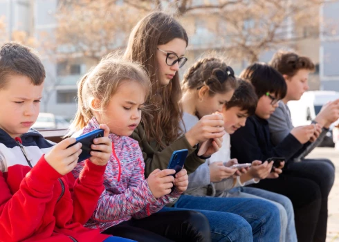 Bērnu un pusaudžu hroniskā "neizlīšana" no sociālajiem medijiem kļuvusi par nopietnu problēmu (foto: Shutterstock)