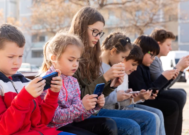 Arī Dānijas bērniem plāno ieviest sociālo mediju lietošanas aizliegumu