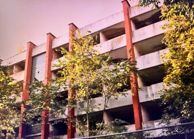 25 лет в руинах: Константин живет в заброшенном доме в Юрмале, где вместо двери - одеяло