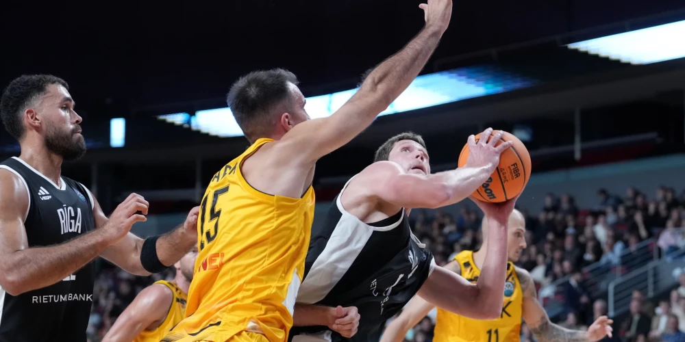 "VEF Rīga" spēlētājs Rostislavs Novickis (melnā tērpā, ar bumbu) FIBA Čempionu līgas spēlē basketbolā "Xiaomi" arēnā starp "VEF Rīga" un Atēnu AEK komandām.