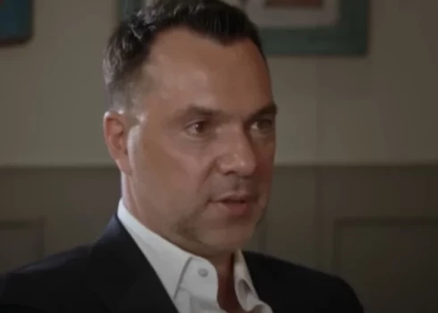 Oleksijs Arestovičs sniedz interviju Putinam tuvajai Ksenijai Sobčakai (ekrānuzņēmums no video)