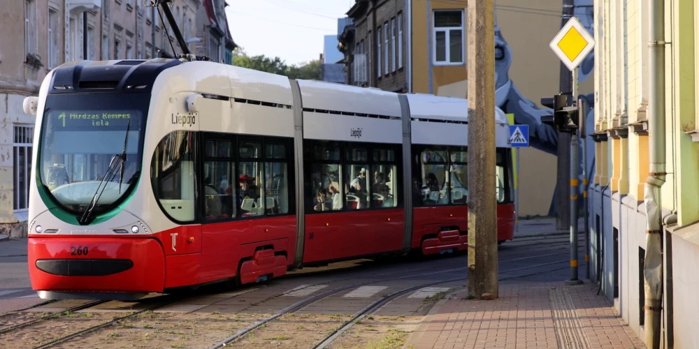 Tramvajs Liepājas ielās.