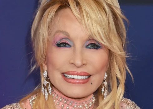 Dollijai Pārtonei konstatētas veselības problēmas.