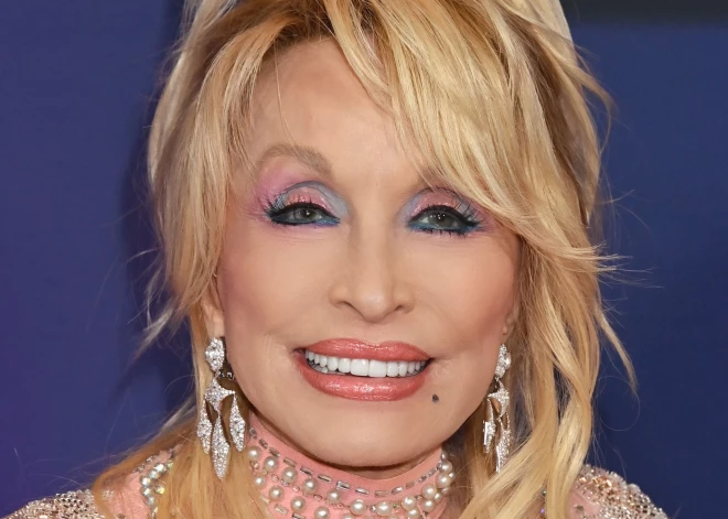 Dollija Pārtone veselības dēļ atceļ koncertus Lasvegasā – viņas māsa aicina lūgties par leģendāro dziedātāju