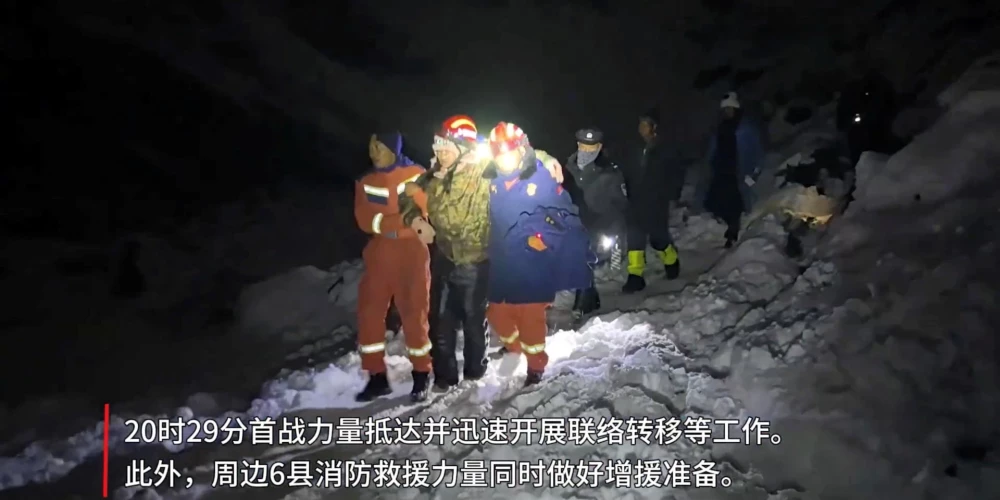 No Everesta pēc sniega vētras izglābušies ap 900 cilvēku.