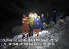 Dramatiska glābšanas operācija Everestā: 900 cilvēku izvesti no sniega vētras
