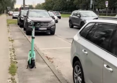 Autovadītāji Rīgā sašutuši – viņi pēkšņi sodīti par spēkratu novietošanu tam speciāli paredzētajās auto 'kabatās'