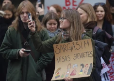 FOTO: nevalstiskās organizācijas pie Saeimas aicina Latviju palikt uzticīgai Stambulas konvencijai