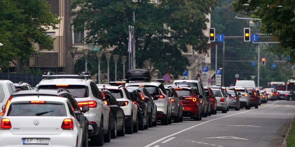 Budžeta komisija atbalsta numura zīmju nenodošanu, uz laiku pārtraucot transportlīdzekļa reģistrāciju.