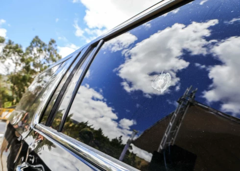 Ekvadoras prezidenta autokolonna apmētāta ar akmeņiem.