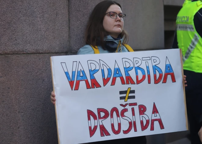 Ряд неправительственных организаций протестовал у здания Сейма, призывая депутатов сохранить международные обязательства Латвии в сфере прав человека и отклонить законопроект о выходе из Конвенции Совета Европы о предотвращении и борьбе с насилием в отношении женщин и насилием в семье.