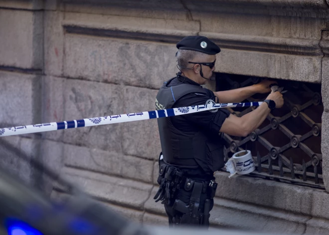 Madridē sabrukusi sešstāvu ēka - zem drupām atrasti četri bojāgājušie