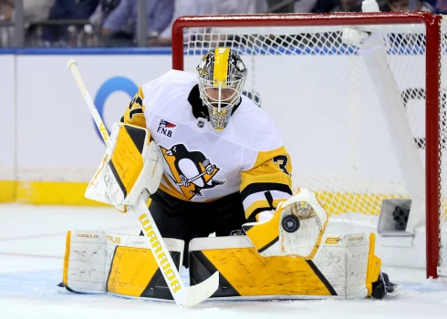 Artūrs Šilovs tver pretinieku metienu.