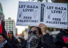 Pasaule piemin kara upurus, kamēr Izraēla un “Hamas” vēl meklē mieru