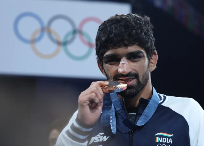 Liekā svara dēļ Indija diskvalificē savu Parīzes olimpisko medaļnieku