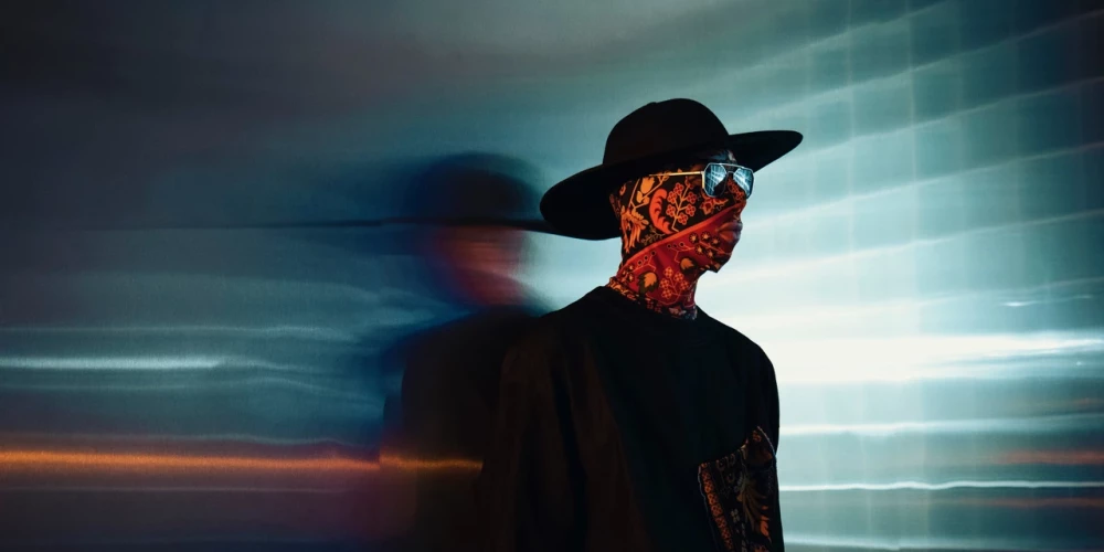 Noslēpumainais Carpetman - mūziķis, kura seju slēpj krāšņi paklāja raksti, - devies savā pirmajā Eiropas koncertturnejā.