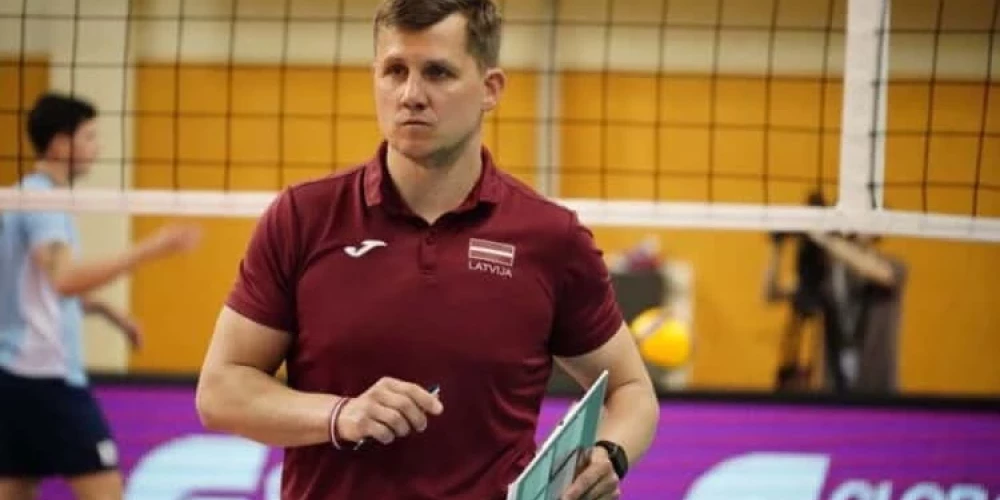 Rainers Vasiļjevs acīm redzami nav gandarīts par notikumu pavērsienu un priekšlaicīgo Latvijas izlases pamešanu.