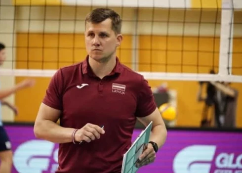 Rainers Vasiļjevs acīm redzami nav gandarīts par notikumu pavērsienu un priekšlaicīgo Latvijas izlases pamešanu.