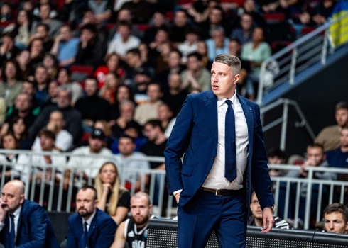 Mārtiņš Gulbis spēlē pret Atēnu AEK 2025. gada 7. oktobrī.