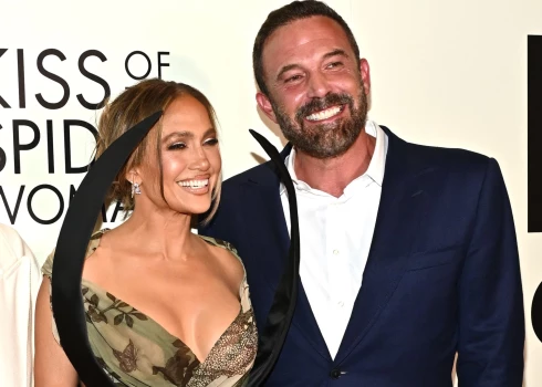 Dženifera Lopesa un Bens Afleks filmas “Zirnekļsievietes skūpsts” pirmizrādes vakarā šā gada 6. oktobrī. Tik smaidošu Afleku sen nav gadījies redzēt.