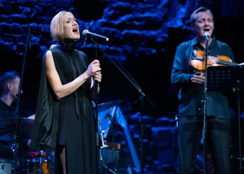 Uz skatuves Ance Krauze aizvien pošas Latvijā tapuša dizaina tērpos.