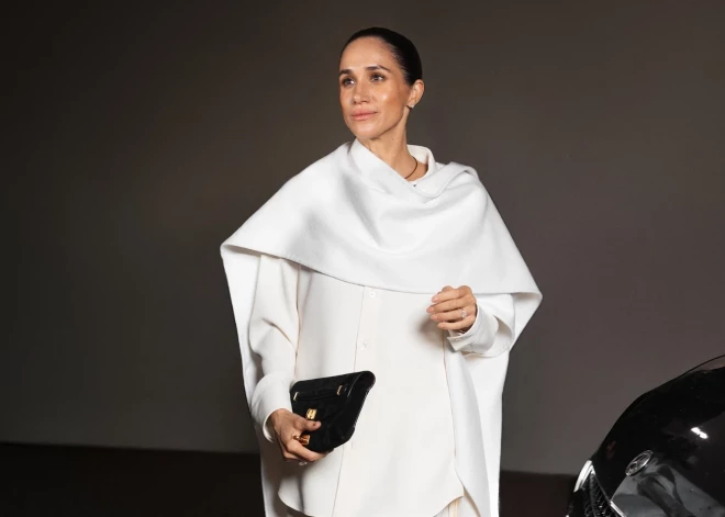 Megana Mārkla apmeklē “Balenciaga” skati Parīzes modes nedēļā 2025. gada 4. oktobrī.