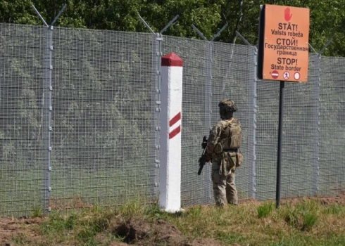 Pret Krievijas pilsoni sākts kriminālprocess par ārējās valsts robežas tīšu nelikumīgu šķērsošanu un svešas mantas tīšu bojāšanu.