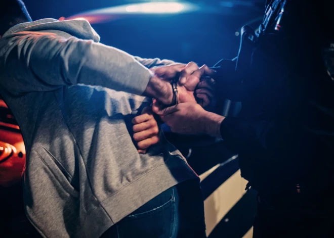 Par seksuālu uzmākšanos Singapūrā arestētais vīrietis mēģina izvarot arī policisti un tiesas darbinieci, saņem cietumsodu