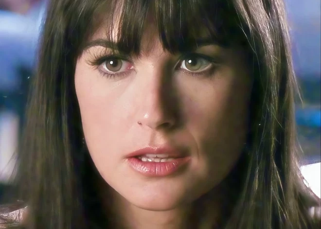 Demija Mūra pārsteidz ar jaunu tēlu: aktrise atgriežas pie savas deviņdesmito gadu frizūras