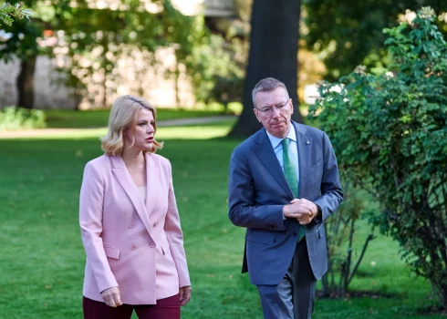 Valsts prezidenta un Valsts kancelejas oficiālās fotogalerijas rāda niansētu prezidenta un premjeres tikšanās norisi, kas liecina par spriedzi sarunu gaitā.