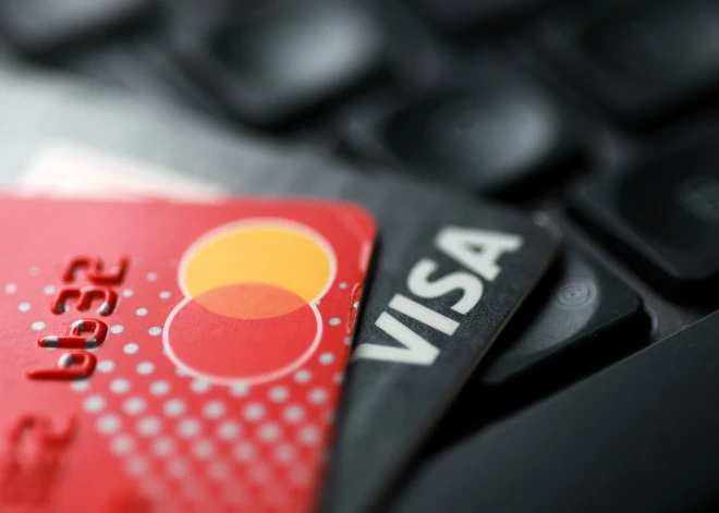 Krievijas Centrālā banka paziņojusi, ka “Visa” un “MasterCard” kartes turpinās darboties Krievijā
