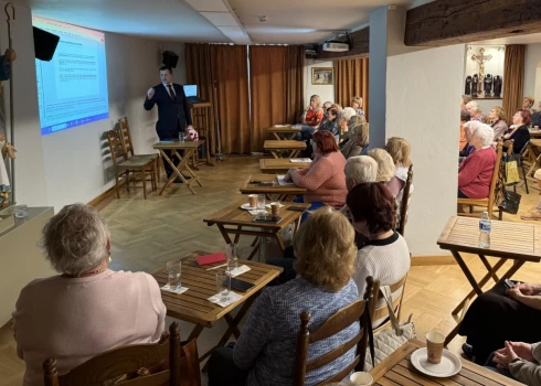 Сеньоры расспросили чиновника о ценах.