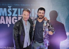 FOTO: šarmantie apmeklētāji un jautra atmosfēra — aizvadīta kriminālās drāmas “Tumšzilais Evaņģēlijs” pirmizrāde