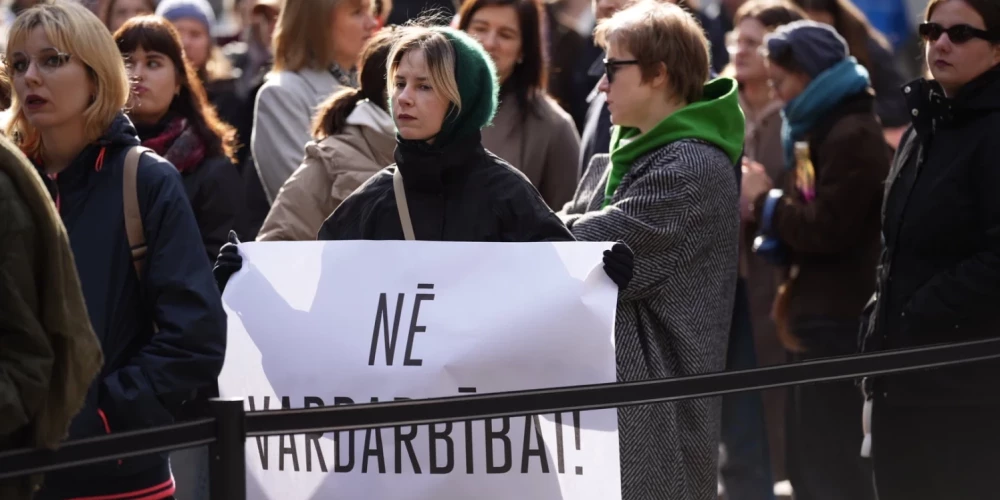 Trīs partiju deputāti iesnieguši Saeimā alternatīvu Stambulas konvencijai.