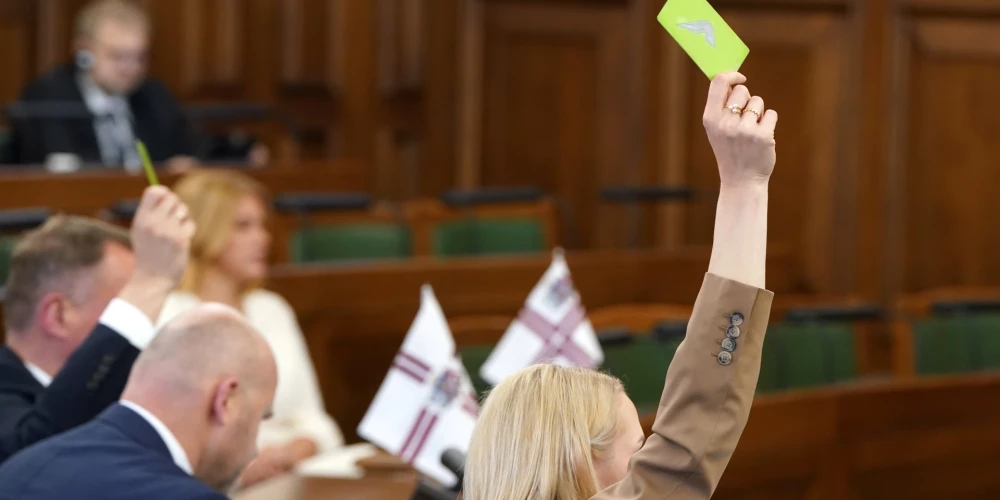 Klimata un enerģētikas ministrs Kaspars Melnis norādīja, ka ar likumprojektu nav plānots uzņemties jaunus pienākumus, bet dot iespēju rast papildu Eiropas finansējumu, ja uzņēmējs vēlas ieguldīt jaunās tehnoloģijās, attīstīt Latvijas ekonomiku.