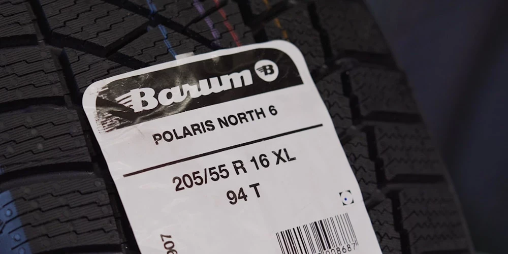 Uz Polaris North 6 atrodami arī visi nepieciešamie apzīmējumi - sniegpārsliņa, trīs kalniņi, un tā der arī elektromobiļiem.