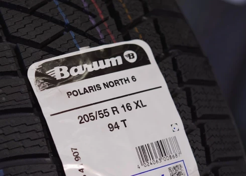Uz Polaris North 6 atrodami arī visi nepieciešamie apzīmējumi - sniegpārsliņa, trīs kalniņi, un tā der arī elektromobiļiem.
