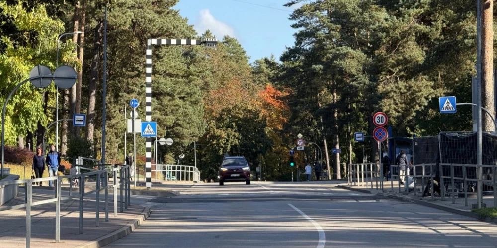 Ogrē pēc siltumtrases remotdarbiem atjaunota satiksme Brīvības ielā pie novada pašvaldības ēkas.