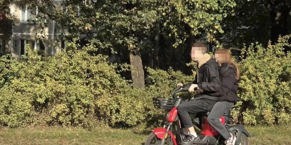 Jaunieši Ķengaragā pārvietojas ar "Ride" elektrovelosipēdu divatā.