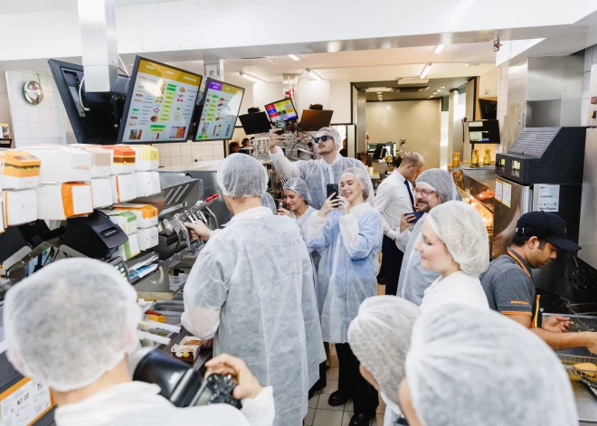 Как готовят бургеры на самом деле: McDonald's запускает дни открытых дверей в Риге и Елгаве