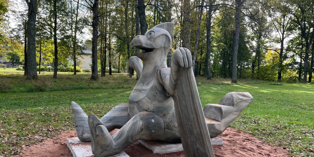 Parkā tapis jauns dinozaurs.