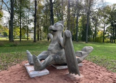 Mazsalacas Dinozauru parks iepriecina ar jaunu pārsteigumu – tajā atgriežas dinozaurs