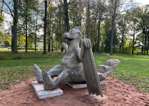Parkā tapis jauns dinozaurs.