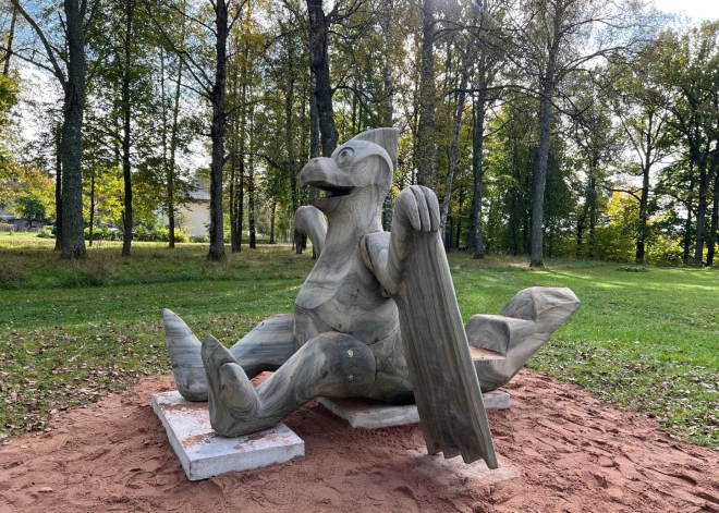 Mazsalacas Dinozauru parks iepriecina ar jaunu pārsteigumu – tajā atgriežas dinozaurs