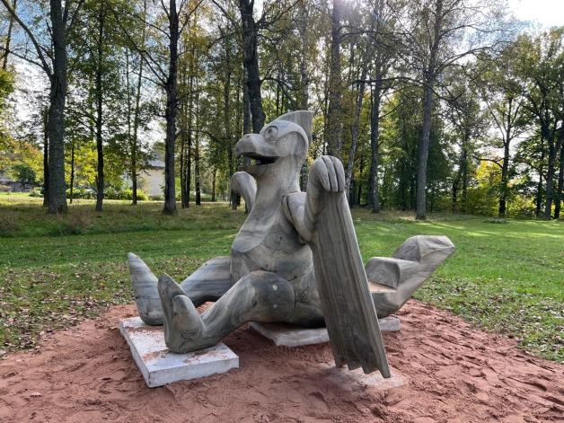 Parkā tapis jauns dinozaurs.