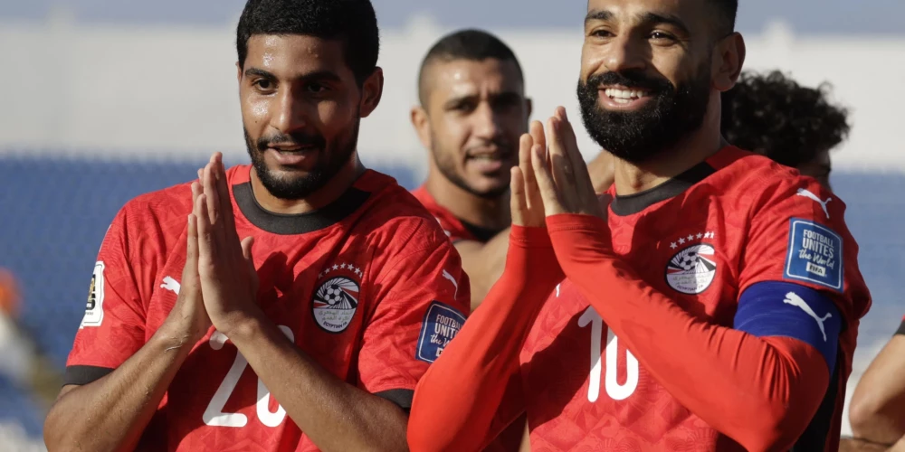 "Liverpool" zvaigzne Mohameds Salāhs (pa labi) un Ibrahims Adels kļuva par Ēģiptes panākuma galvenajiem kaldinātājiem.