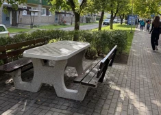 Ogrē uzstādīts šaha galds ar soliem – vieta atpūtai un domām