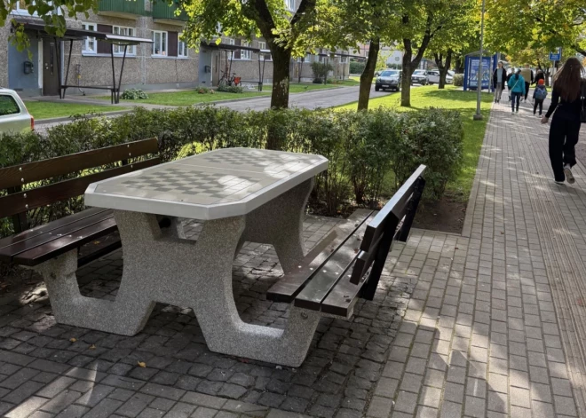 Ogrē uzstādīts šaha galds ar soliem – vieta atpūtai un domām